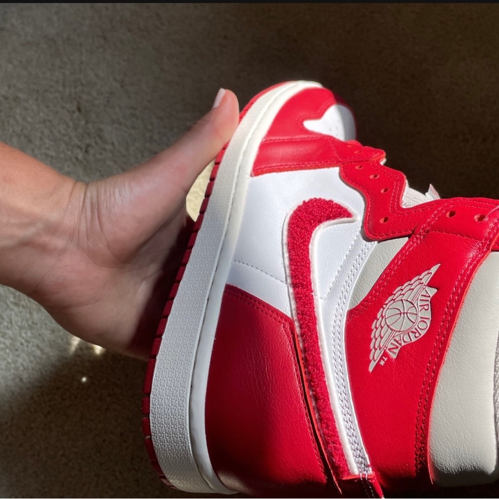 Air Jordan 1 Retro High OG Women's Shoes
Style: DJ4891-061 - Picture 3 of 8